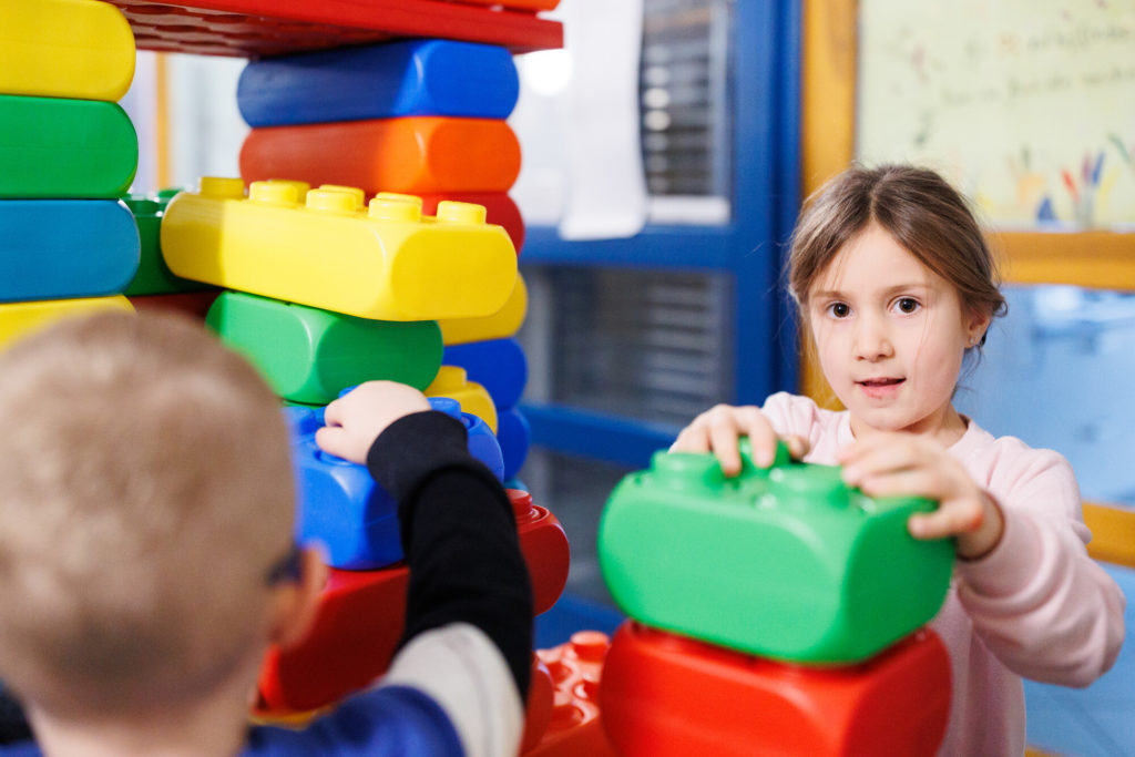 Kinder bauen mit Bausteinen
