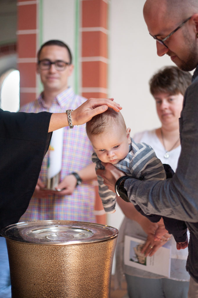 Kleinkind wird getauft